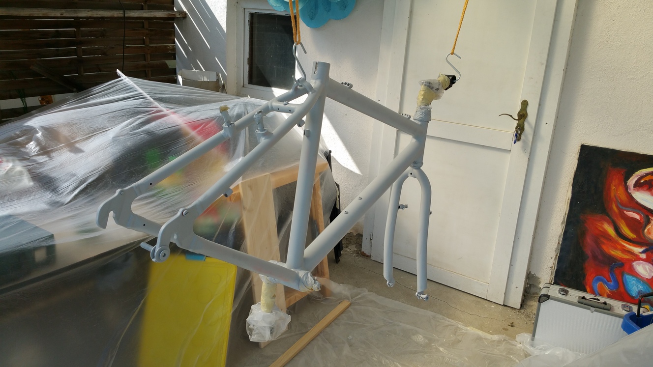 Rahmen frisch grundiert - Fahrradrahmen selbst lackieren