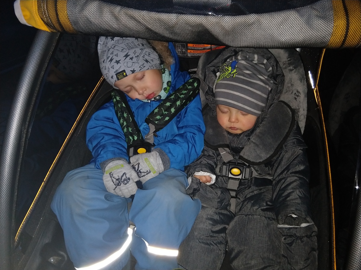 schlafende Kinder im Burley Cub