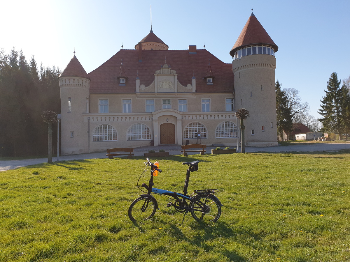 Tern Link vor dem Schloss Stolpe auf Usedom